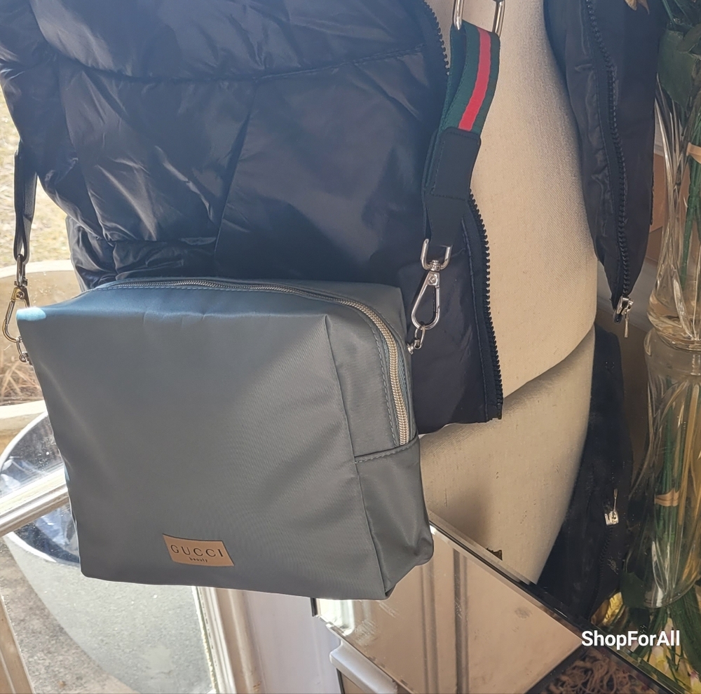 Gucci Green Toiletry Bag with Structured Shape and Gold Hardware - Picture 12 of 16